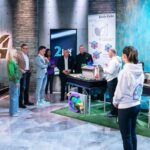 Vier Startups und eine große Chance 18. März 2025 Bild:Enair-Cube Gründer mit den Investoren in der Sendung 2 Minuten 2 Millionen@-PULS4 Fotograf: Gerry Frank