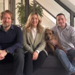 Welche Rolle spielt KI in der Zukunft der Tiermedizin? pivio team bild Von links nach rechts: Dr. Jan Holzapfel (Co-Founder & CEO), Katharina Bansemer (Co-Founder & CSO), Moritz Wolters (Co-Founder & CTO). Auch auf dem Bild: Bürohund Fine (CHO – Chief Happiness Officer)