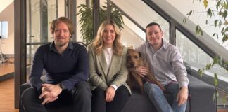 pivio team bild Von links nach rechts: Dr. Jan Holzapfel (Co-Founder & CEO), Katharina Bansemer (Co-Founder & CSO), Moritz Wolters (Co-Founder & CTO). Auch auf dem Bild: Bürohund Fine (CHO – Chief Happiness Officer)