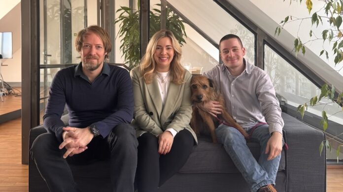 pivio team bild Von links nach rechts: Dr. Jan Holzapfel (Co-Founder & CEO), Katharina Bansemer (Co-Founder & CSO), Moritz Wolters (Co-Founder & CTO). Auch auf dem Bild: Bürohund Fine (CHO – Chief Happiness Officer)