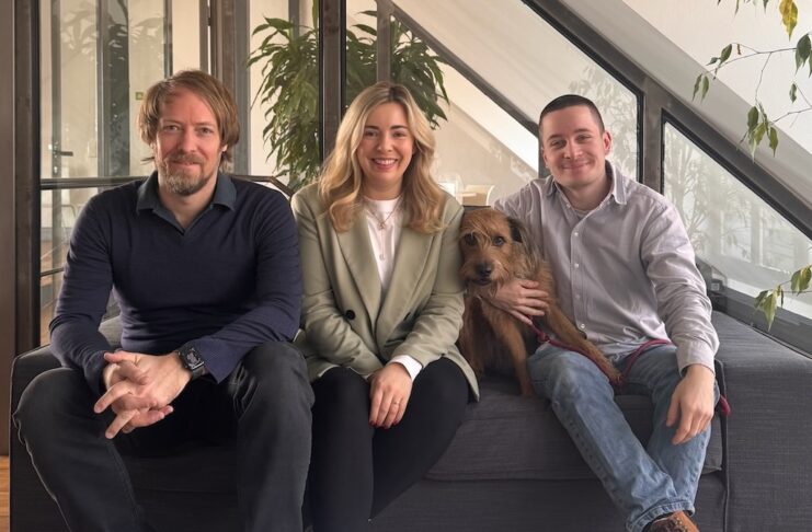 pivio team bild Von links nach rechts: Dr. Jan Holzapfel (Co-Founder & CEO), Katharina Bansemer (Co-Founder & CSO), Moritz Wolters (Co-Founder & CTO). Auch auf dem Bild: Bürohund Fine (CHO – Chief Happiness Officer)