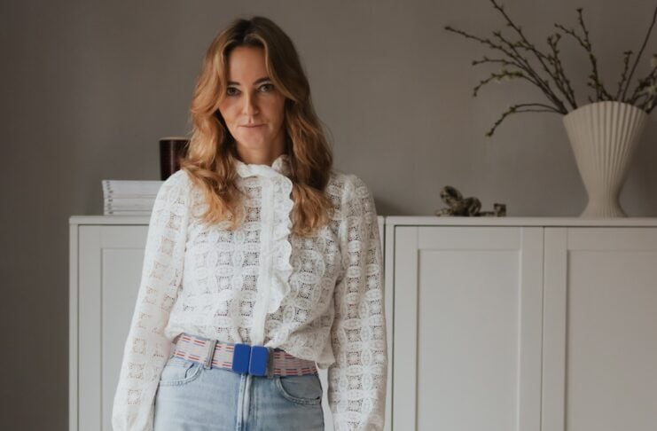 Outfit von ANNABELT Die gründerin vor einem Sideboard! Anne Baltes Schlueter Gründerin Fotografin Anna Cor /ANNABELT