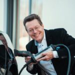 Steckt die E-Mobilität noch immer in der Steckdose fest? juice technology ladeinfrastruktur ceo christoph erni mit dem juice booster