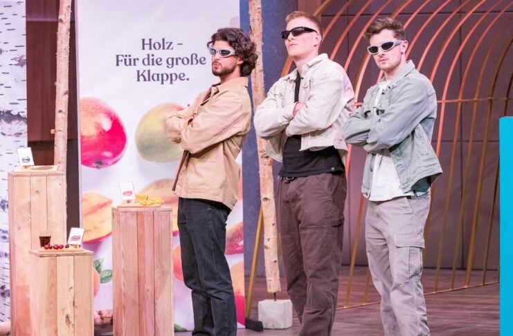 Die Höhle der Löwen am 28. April Löwen Investoren V.l.: Joel Enayat, Maximilian Schröpfer und Niklas Terrahe. V.l.: Joel Enayat, Maximilian Schröpfer und Niklas Terrahe präsentieren „pick’em“ -Zahnstocher mit Geschmack. Sie erhoffen sich ein Investment von 200.000 Euro für 15 Prozent der Firmenanteile.Foto: RTL / Bernd-Michael Maurer