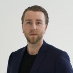 Wachstum durch gezielte Kommunikation: Erfolgsfaktor PR Dein PR Manager PR Medien Gründer Dominik Sedlmeier im Portrait Bild