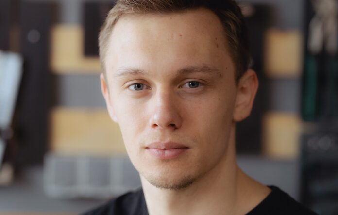 Lernspielzeug von TukToro Geschäftsführer Elisha Benner im POrtrait mit verschwommenen hintergrund!