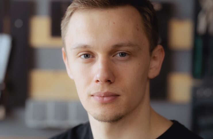 Lernspielzeug von TukToro Geschäftsführer Elisha Benner im POrtrait mit verschwommenen hintergrund!