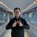 KI-Sport Assistenten von Wictory.ai für den Leistungssport KI-Sport Assistenten wictory.ai Gründer Klaus Müller stehend auf einer Empore ©Wictory.ai