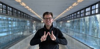 KI-Sport Assistenten wictory.ai Gründer Klaus Müller stehend auf einer Empore ©Wictory.ai