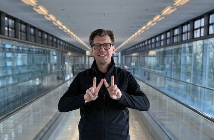 KI-Sport Assistenten wictory.ai Gründer Klaus Müller stehend auf einer Empore ©Wictory.ai