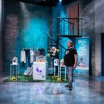 Waschen mit Licht: Lueactive ersetzt Chemie & spart Geld Waschen Lueactive Gründer Günter Wolf im Pitch vor den Investoren in 2 minuten 2 millionen ©PULS 4/Gerry Frank