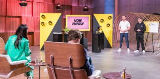 Nose Energy Energie Christopher Calvin Klatt (l.) und Vincent Constantin präsentieren den "Löwen" mit „Nose Energy“ ein Koffeinhaltiges Nasenspray. Sie erhoffen sich ein Investment von 100.000 Euro für 20 Prozent der Firmenanteile. Foto: RTL / Bernd-Michael Maurer