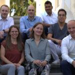 Predicting Health: KI für digitale Prävention im Krankenhaus Predicting Health team bild sitzend auf der treppe