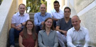 Predicting Health team bild sitzend auf der treppe