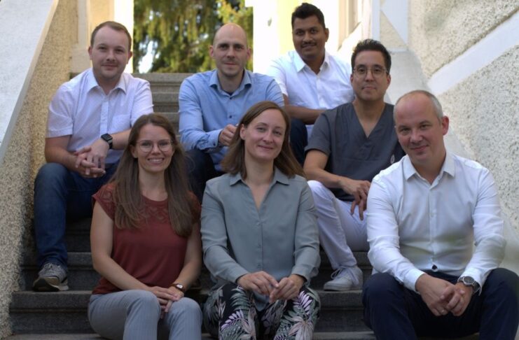 Predicting Health team bild sitzend auf der treppe