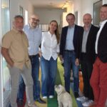 Wie ein Container die Welt retten will Zellstrom Team Bild mit Hund