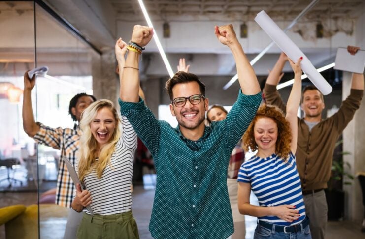 easyVSOP virtuelle Mitarbeiterbeteiligung VSOP Vertrag easyVSOP Team Bild alle haben die Hände nach oben gestreckt und lachen