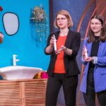 Wie verändert ein simples Gerät den Alltag vieler Menschen? Glim Skin Kaltplasma gründerinen Dr. Friederike Kogelheide (l.) und Benita Botterhuis präsentieren mit „Glim Skin“ ein Plasmabasiertes Hautpflegegerät. Sie erhoffen sich ein Investment von 300.000 Euro für 10 Prozent der Firmenanteile. Foto: RTL / Bernd-Michael Maurer