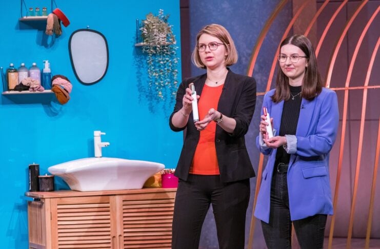 Glim Skin Kaltplasma gründerinen Dr. Friederike Kogelheide (l.) und Benita Botterhuis präsentieren mit „Glim Skin“ ein Plasmabasiertes Hautpflegegerät. Sie erhoffen sich ein Investment von 300.000 Euro für 10 Prozent der Firmenanteile. Foto: RTL / Bernd-Michael Maurer