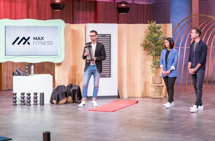 max fitness Faszienrolle Oya Hertfelder und Christian Müller präsentieren mit „Max Fitness“ eine Faszienrolle die nicht wegrollt. Ex-Skispringer Sven Hannawald (r.) unterstützt sie bei dem Pitch. Sie erhoffen sich ein Investment von 240.000 Euro für 20 Prozent der Firmenanteile. Foto: RTL / Bernd-Michael Maurer