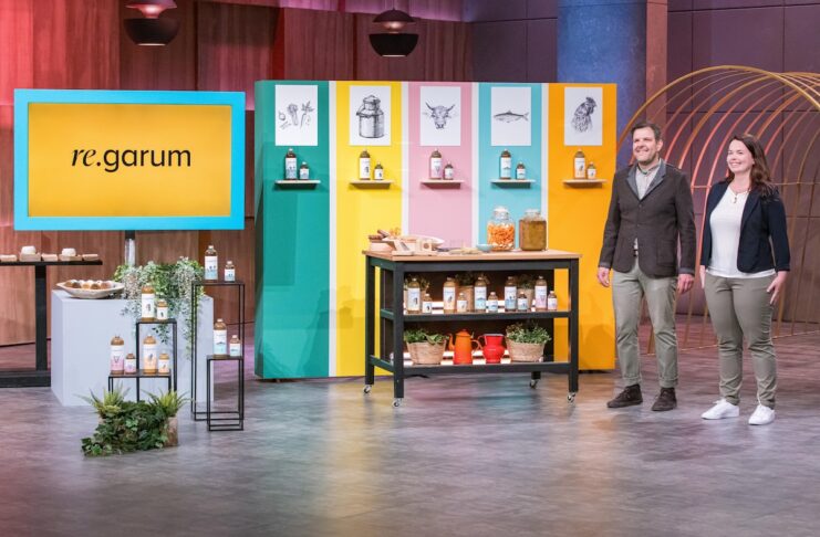re.garum Fermentierte Würzsauce höhle der löwen Stephanie Lüpold und Gregor Wenter präsentieren mit „re.garum“ Würze aus Industrie-Nebenprodukten. Sie erhoffen sich ein Investment von 400.000 Euro für 10 Prozent der Firmenanteile. Foto: RTL / Bernd-Michael Maurer