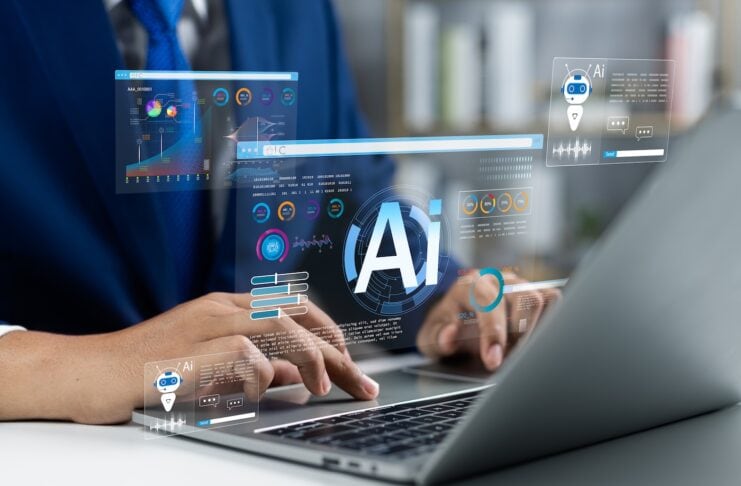 Unternehmen Person am Schreibtisch mit Laptop und Virtuellem AI desktop!
