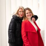 Professionistas: Gen Z wirklich verstehen und erreichen Gen Z Prof. Dr. Susanne Ardisson und Prof. Dr. Anett Sass, Gründerinnen von Professionistas vor einer Wand mit Rotem und Schwarzem Mantel! @Andrea Heinsohn