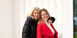 Gen Z Prof. Dr. Susanne Ardisson und Prof. Dr. Anett Sass, Gründerinnen von Professionistas vor einer Wand mit Rotem und Schwarzem Mantel! @Andrea Heinsohn