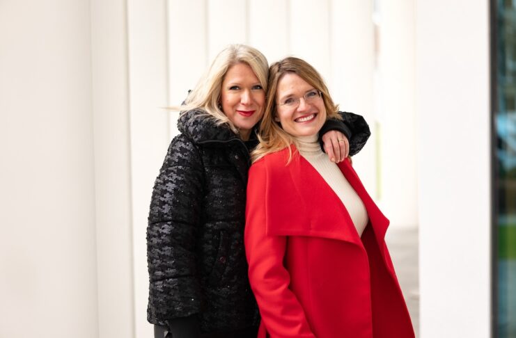 Gen Z Prof. Dr. Susanne Ardisson und Prof. Dr. Anett Sass, Gründerinnen von Professionistas vor einer Wand mit Rotem und Schwarzem Mantel! @Andrea Heinsohn
