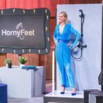 Spannung, Ideen und große Emotionen 19. Mai 2025 Höhle der Löwen Bevor der Pitch von "HornyFeet" beginnt, hat Janna Ensthaler mit Nils Glagau gewettet, ob die Dusche im Set wirklich funktioniert. Foto: RTL / Bernd-Michael Maurer
