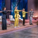 Große Ideen voller Emotionen 26, Mai 2025 Höhle der Löwen Die „Löwen“ (v.l.) Carsten Maschmeyer, Tijen Onaran, Nils Glagau, Dagmar Wöhrl und Ralf Dümmel unterziehen den Unterarm- und Handgelenktrainer „Reflexit“ direkt dem Praxistest. Rechts Gründer Fovad Karimi. Foto: RTL / Bernd-Michael Maurer