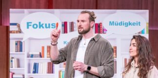 Bookhoover lesen produkt Mana Kakuan und Daniel Nienkämper präsentieren mit „Bookhoover“ ein Lese-Gadget aus dem 3D-Drucker. Sie erhoffen sich ein Investment von 80.000 Euro für 15 Prozent der Firmenanteile