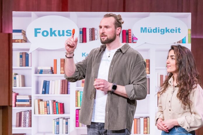 Bookhoover lesen produkt Mana Kakuan und Daniel Nienkämper präsentieren mit „Bookhoover“ ein Lese-Gadget aus dem 3D-Drucker. Sie erhoffen sich ein Investment von 80.000 Euro für 15 Prozent der Firmenanteile