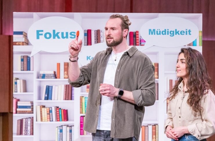 Bookhoover lesen produkt Mana Kakuan und Daniel Nienkämper präsentieren mit „Bookhoover“ ein Lese-Gadget aus dem 3D-Drucker. Sie erhoffen sich ein Investment von 80.000 Euro für 15 Prozent der Firmenanteile
