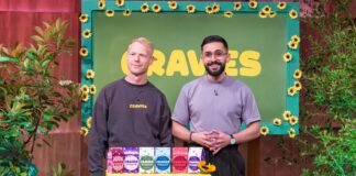 CRAVIES Sonnenblumenkerne höhle der löwen Rio Leonhardt (l.) und Siddik Turhalli präsentieren mit CRAVIES Sonnenblumenkerne mit Geschmack. Sie erhoffen sich ein Investment von 200.000 Euro für 10 Prozent der Firmenanteile Foto: RTL / Bernd-Michael Maurer