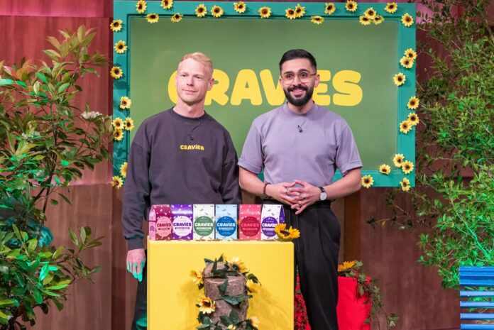 CRAVIES Sonnenblumenkerne höhle der löwen Rio Leonhardt (l.) und Siddik Turhalli präsentieren mit CRAVIES Sonnenblumenkerne mit Geschmack. Sie erhoffen sich ein Investment von 200.000 Euro für 10 Prozent der Firmenanteile Foto: RTL / Bernd-Michael Maurer
