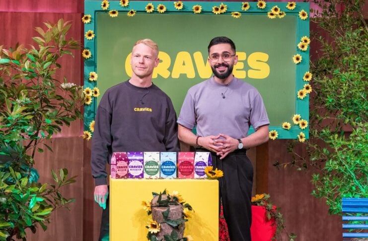 CRAVIES Sonnenblumenkerne höhle der löwen Rio Leonhardt (l.) und Siddik Turhalli präsentieren mit CRAVIES Sonnenblumenkerne mit Geschmack. Sie erhoffen sich ein Investment von 200.000 Euro für 10 Prozent der Firmenanteile Foto: RTL / Bernd-Michael Maurer