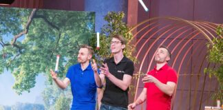 ChuckaRubba Wurfstab Höhle der Löwen Rainer Lauberger, Thomas Eichstetter und Thomas Moch präsentieren das elektronische Wurfspielzeug „ChuckaRubba“. Sie erhoffen sich ein Investment von 100.000 Euro für 30 Prozent der Firmenanteile. Foto: RTL / Bernd-Michael Maurer