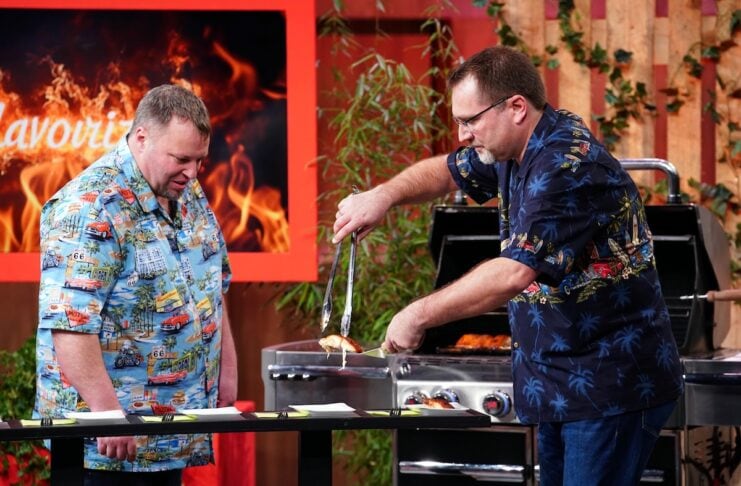 Flavourizer Grill Höhle der Löwen die Gründer Lars Kliefoth (r.) und Jan Bastian Schacht präsentieren mit Flavourizer einen Geschmackszerstäuber für den geschlossenen Grill in der Höhle der Löwen. Sie erhoffen sich ein Investment von 75.000 Euro für 10 Prozent der Firmenanteile.