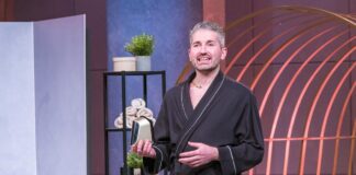 HornyFeet Fußpflege Dusche Peter Michael Fedor Kreitmeir präsentiert die Duschfußfeile HornyFeet. Er erhofft sich ein Investment von 50.000 Euro für 25 Prozent der Firmenanteile. Foto: RTL / Bernd-Michael Maurer