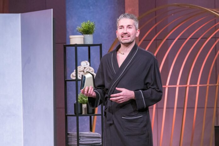 HornyFeet Fußpflege Dusche Peter Michael Fedor Kreitmeir präsentiert die Duschfußfeile HornyFeet. Er erhofft sich ein Investment von 50.000 Euro für 25 Prozent der Firmenanteile. Foto: RTL / Bernd-Michael Maurer