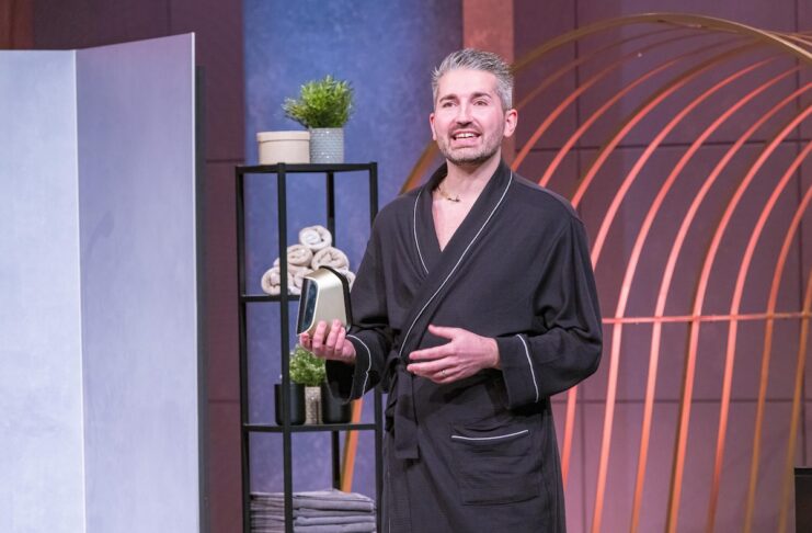 HornyFeet Fußpflege Dusche Peter Michael Fedor Kreitmeir präsentiert die Duschfußfeile HornyFeet. Er erhofft sich ein Investment von 50.000 Euro für 25 Prozent der Firmenanteile. Foto: RTL / Bernd-Michael Maurer