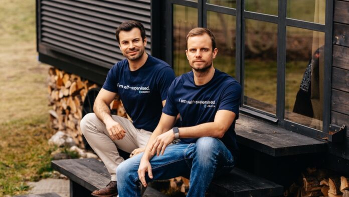 lightly edge daten founderteam bild sitzend Matthias Heller und Igor Susmelj @ Lightly