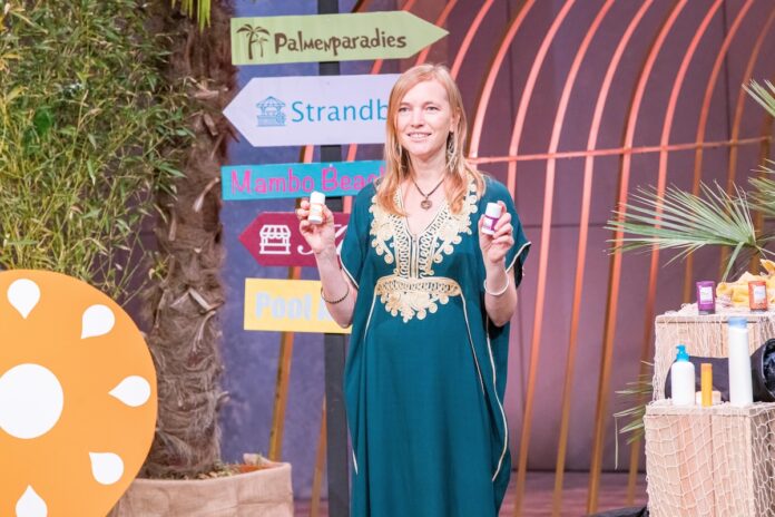 Mon Courage Stick Pflegeprodukte Reisekosmetik Eva Helmeth präsentiert die All-In-One Reisekosmetik „MON COURAGE“. Sie erhofft sich ein Investment von 150.000 Euro für 15 Prozent der Firmenanteile. Foto: RTL / Bernd-Michael Maurer