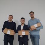 Entdecke, warum echtes Genusserlebnis mehr bedeutet als nur Pasta und Pesto Pareto Italienische Delikatessen founder team bild stehend mit kisten in der hand Matteo Bertani, Steffen Fuchs, Antonio Miguel Rodriguez Garcia