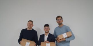 Pareto Italienische Delikatessen founder team bild stehend mit kisten in der hand Matteo Bertani, Steffen Fuchs, Antonio Miguel Rodriguez Garcia