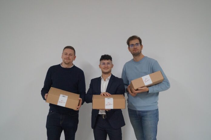 Pareto Italienische Delikatessen founder team bild stehend mit kisten in der hand Matteo Bertani, Steffen Fuchs, Antonio Miguel Rodriguez Garcia