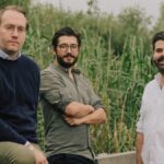 Warum braucht es gerade jetzt neue Wege, um wirklich abzuschalten? RAUS Natur Cabins Founder Team Bild Christopher Eilers, Johann Ahlers, Julian Trautwein