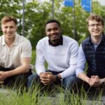 Warum es sich lohnt, Altersgrenzen neu zu denken Senior Connect plattform unternehmen senior professionals team bild im gras sitzend