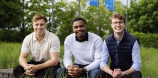 Senior Connect plattform unternehmen senior professionals team bild im gras sitzend